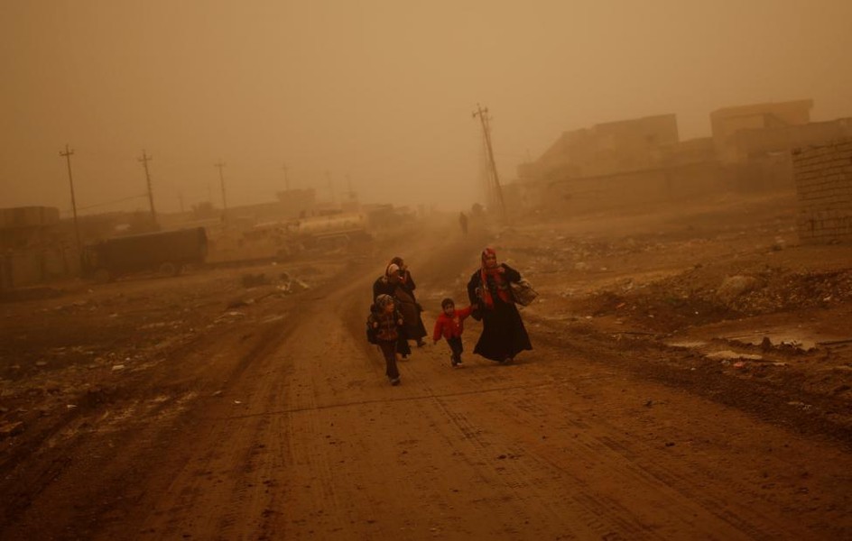 Từ tờ mờ sáng, nhiều  dân thường Iraq sống trong thành phố Mosul đã lũ lượt rời đi tới nơi an toàn để tránh bị mắc kẹt giữa các chiến tuyến khi chiến dịch giải phóng Mosul khỏi IS đang ở giai đoạn quyết định. Ảnh Reuters